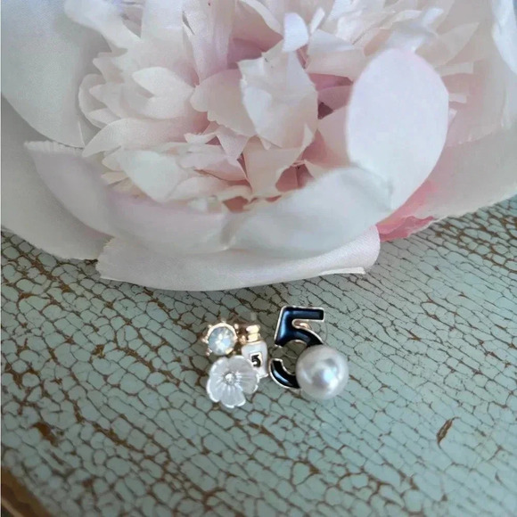 No5 Pearl & Perfume Stud  Earrings - Picture 1 of 6